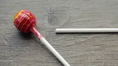 De ce există această gaură în plus în bățul unei acadele?