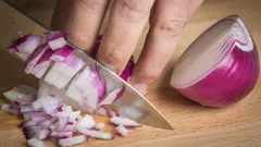 Cum să scapi de mirosul de ceapă de pe mâini: patru trucuri simple de bucătărie care funcționează