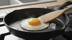Acest truc îți va schimba viața: Știai de ce trebuie să adaugi gheață când prăjești ouă?