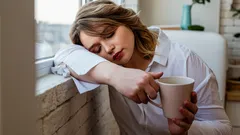 Cauze frecvente: de ce vă simțiți obosit(ă) pe parcursul zilei, chiar și după o noapte de somn bun