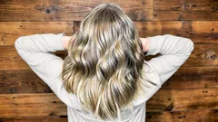 Cele mai bune metode de a masca discret firele albe: tehnici la modă care le ascund