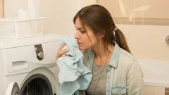 După fiecare spălare, hainele miros neplăcut: nu e vina detergentului și nici măcar a mașinii de spălat.