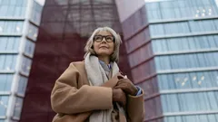 Sfaturi de stil pentru cei peste 60 de ani: cum culorile și croiala vă pot face să păreți mai tineri