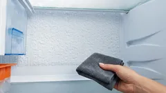 Cum să scapi de gheață în frigider: metode eficiente cu un prosop și măsuri preventive