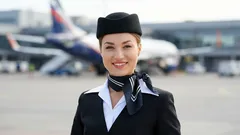 Știi de ce însoțitoarele de bord poartă eșarfe? Nu e vorba doar de a arăta bine.