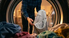 De ce ar trebui să întorci hainele pe dos la spălat? Motive solide să o faci atunci când este necesar.