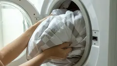 Cum speli o pilotă sau o pătură care nu încape în mașina de spălat?