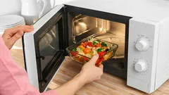 Toată lumea ar trebui să știe care alimente nu merită încălzite în cuptorul cu microunde și de ce