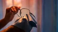 Fără detergent și fără alcool: modul corect de a curăța lentilele fără a deteriora sticla